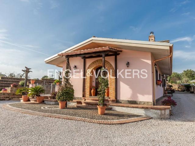 Villa in vendita a Lanuvio RM