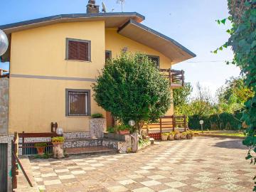 Appartamento in vendita a Lariano RM