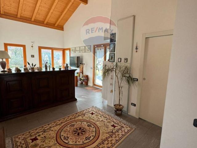 Villa in vendita a Leggiuno