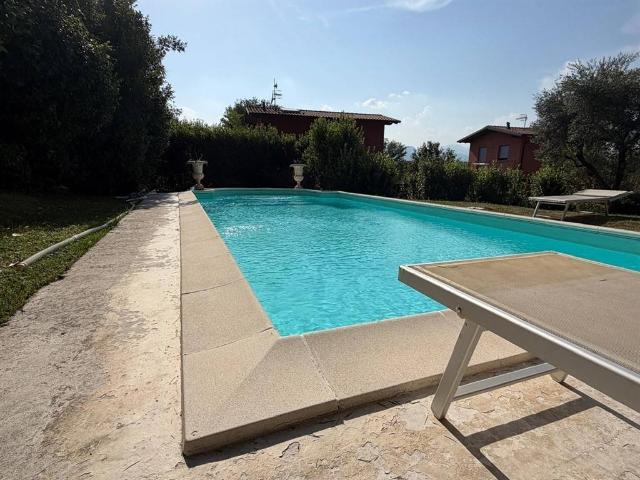 Villa in vendita a Leggiuno VA