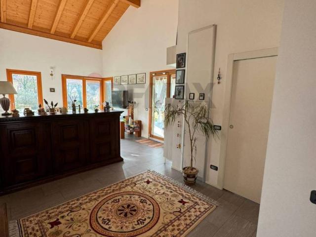 Villa in vendita a Leggiuno VA