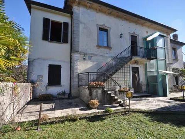 Villa in vendita a Leggiuno VA