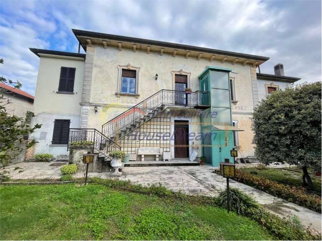 Villa in vendita a Leggiuno VA
