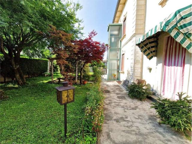 Villa in vendita a Leggiuno VA