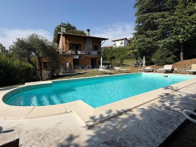 Villa in vendita a Leggiuno VA