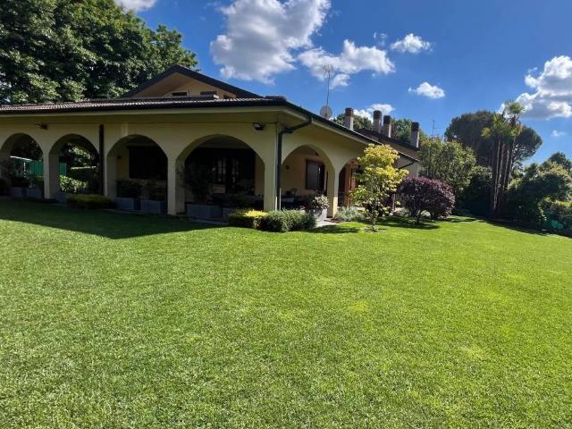 Villa in vendita a Lesmo MB