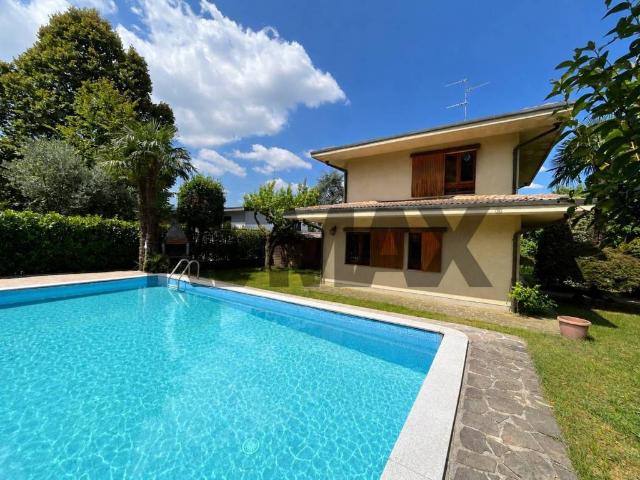 Villa in vendita a Lesmo MB