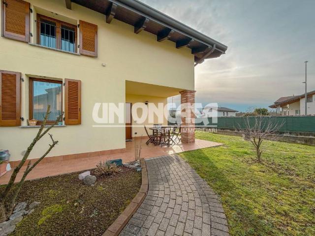 Villa in vendita a Limido Comasco CO