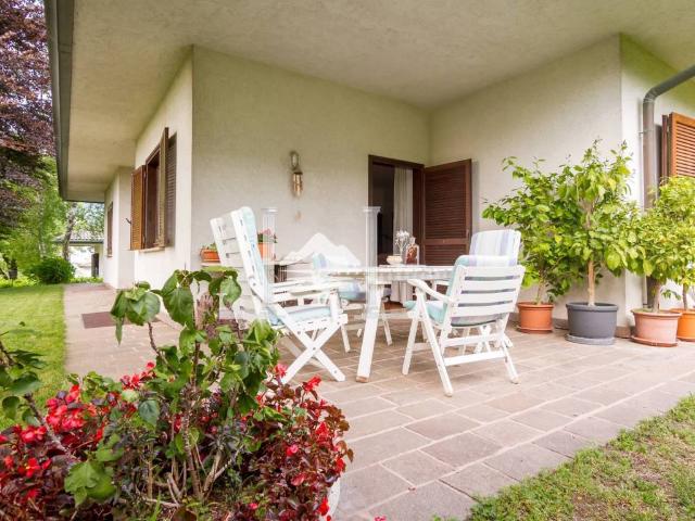 Villa in vendita a Lipomo CO