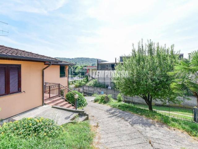Villa in vendita a Lipomo CO