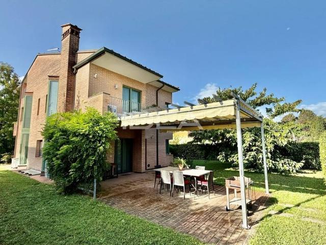 Villa in vendita a Lucca LU