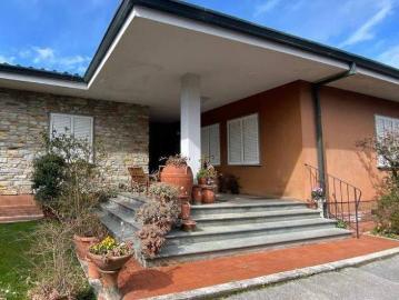 Villa in vendita a Lucca LU