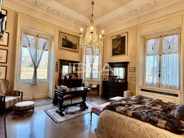 VILLA in VENDITA a LUCCA VICINO MURA di 10 vani