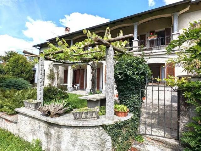 Villa in vendita a Luino VA