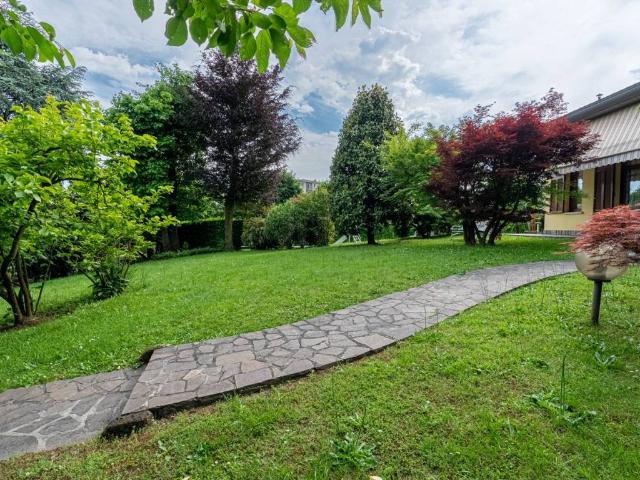 Villa in vendita a Mozzo BG