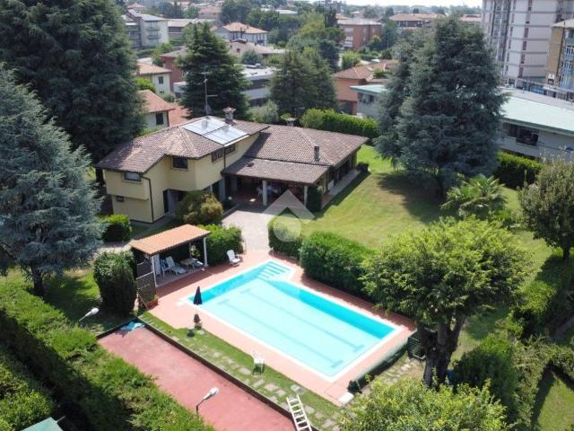 Villa in vendita a Mozzo BG