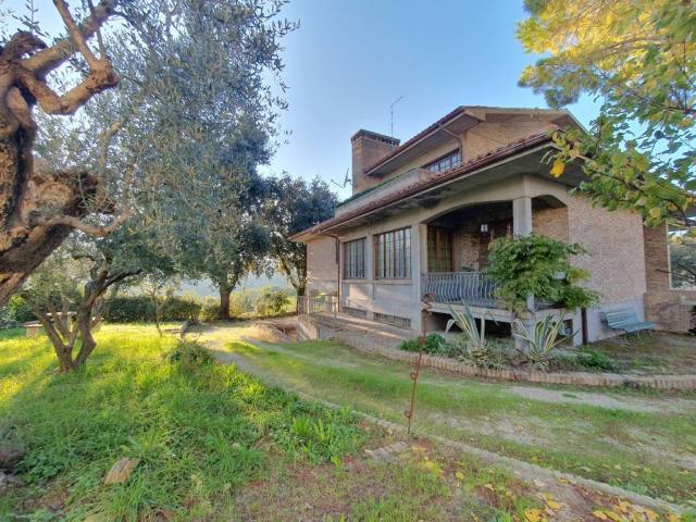 Villa in vendita a Mombaroccio PU