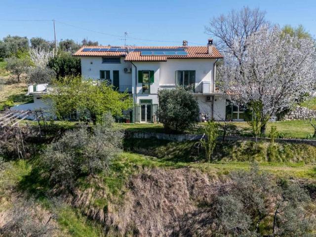 Villa in vendita a Mompeo RI