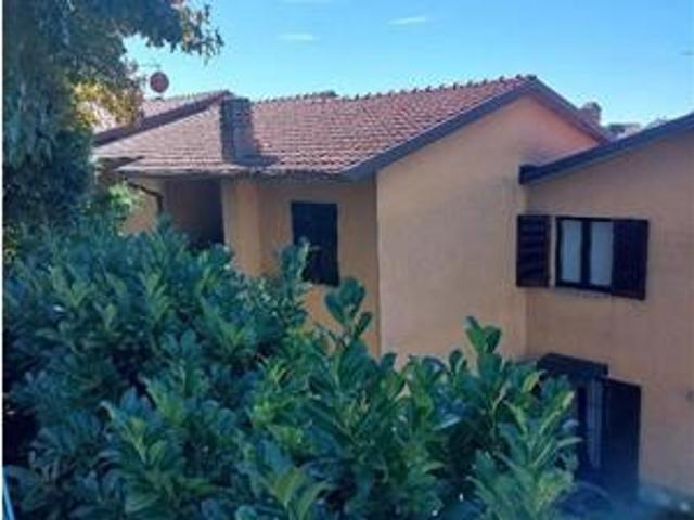 Villa in Vendita a Monguzzo