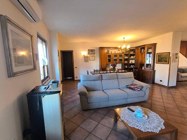 Villa in vendita a Monguzzo CO