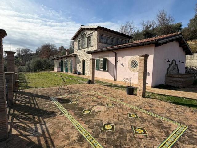 Villa in vendita a Montopoli di Sabina RI