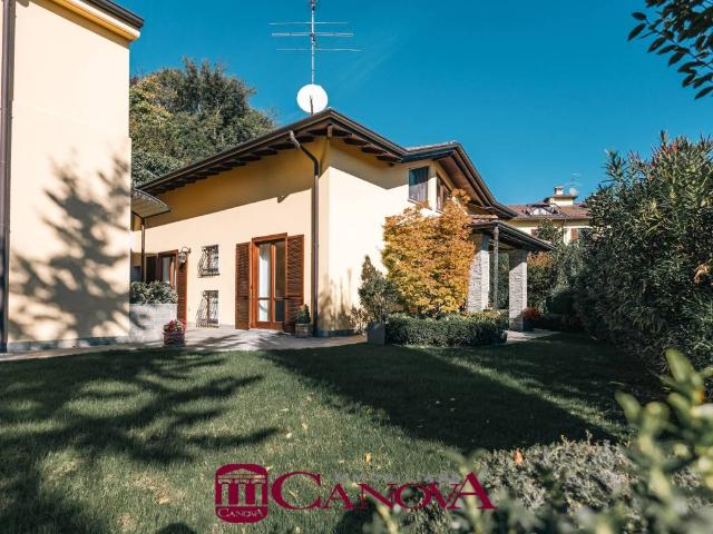 Villa in vendita a Montano Lucino CO
