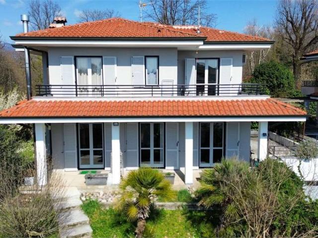 Villa in vendita a Montano Lucino CO