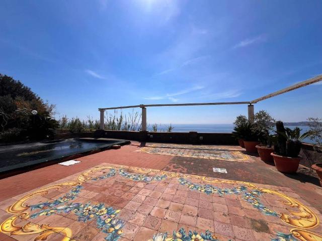 Villa in vendita a Monte di Procida NA