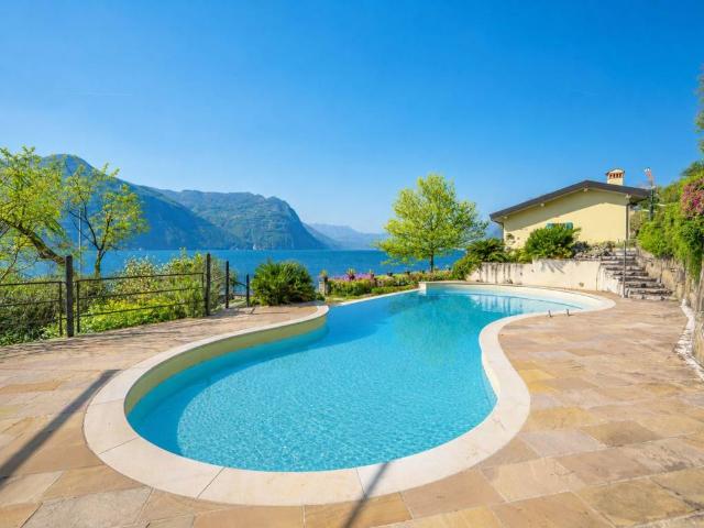 Villa in vendita a Monte Isola BS