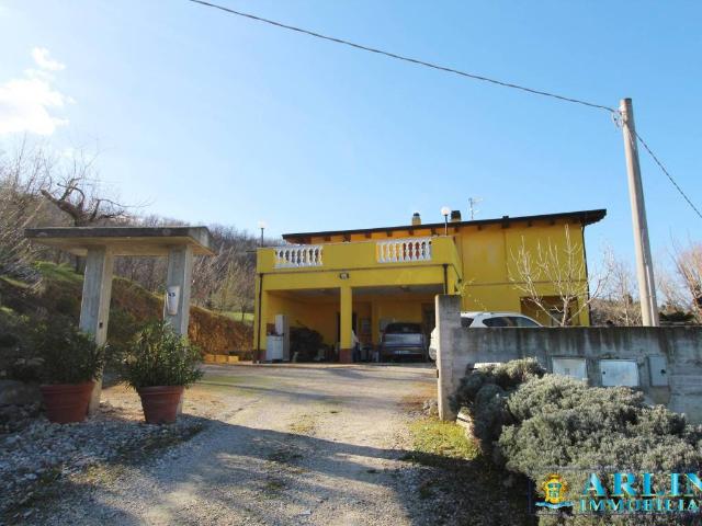 Villa in vendita a Montebello di Bertona PE