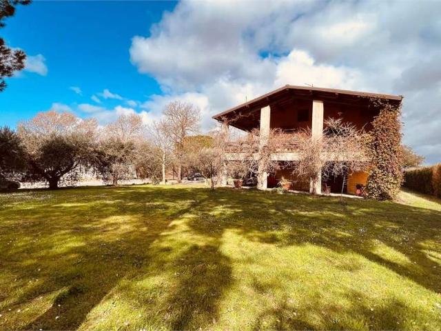 Villa in vendita a Montecarlo LU