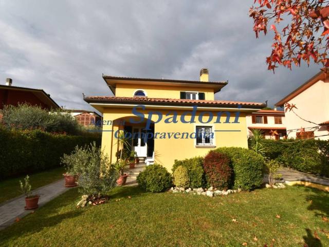 Villa in vendita a Montecarlo LU