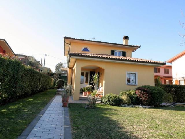 Villa in vendita a Montecarlo LU