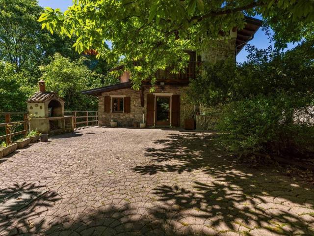 Villa in vendita a Montegrino Valtravaglia VA