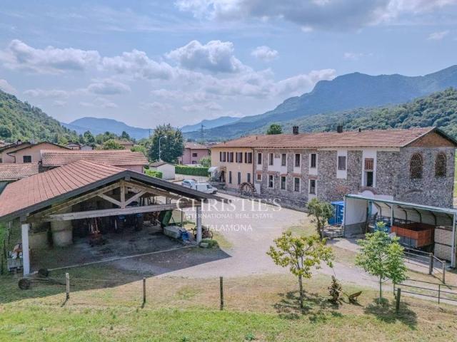 Villa in vendita a Montegrino Valtravaglia VA