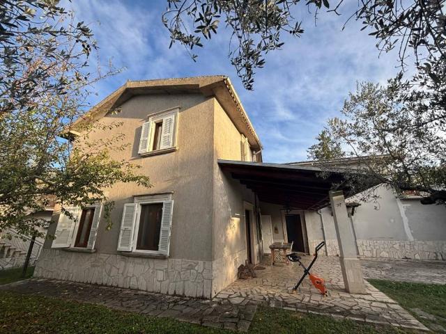 Villa in vendita a Monteleone Sabino RI