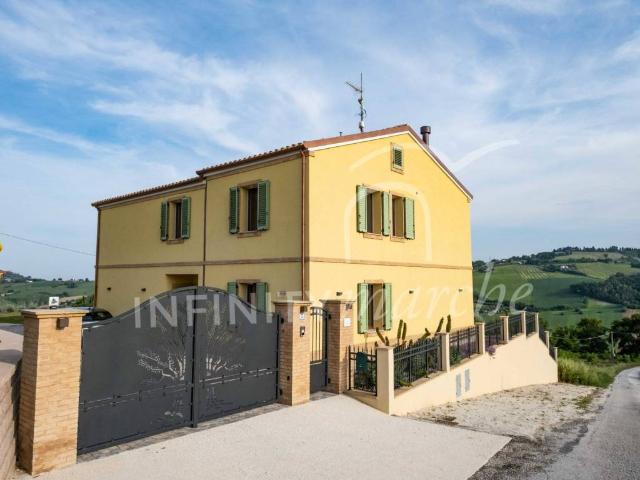 Villa in vendita a Montelupone MC