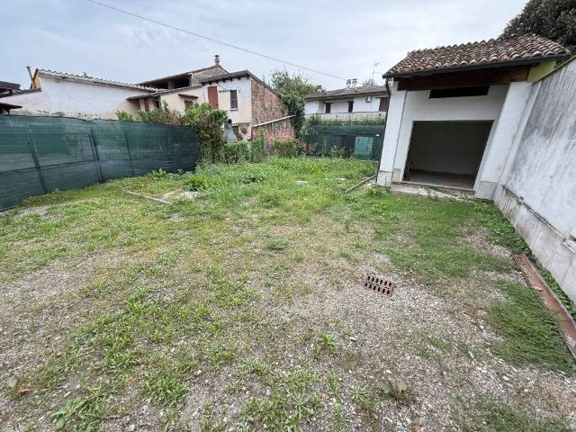 Villa in vendita a Monticelli d'Ongina PC