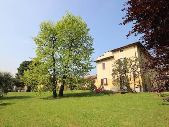 Villa in vendita a Monticello Brianza LC