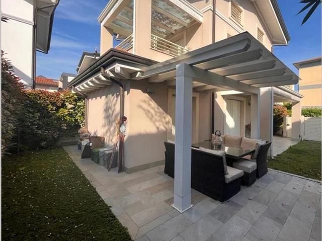 Villa in vendita a Montignoso