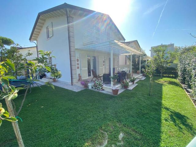 Villa in vendita a Montignoso MS