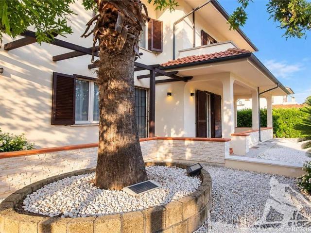 Villa in vendita a Montignoso MS