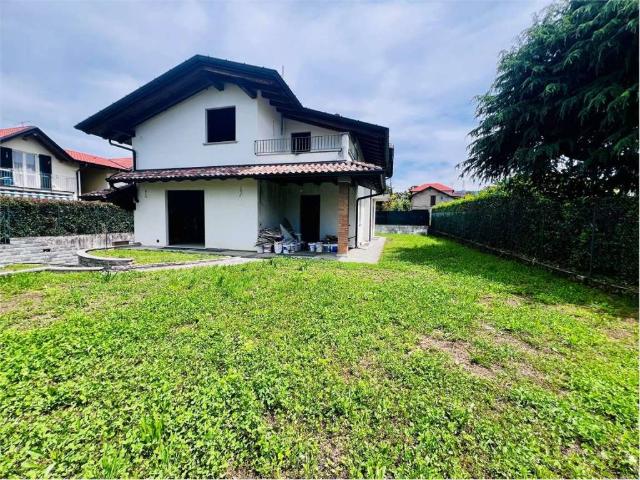 Villa in vendita a Monvalle VA