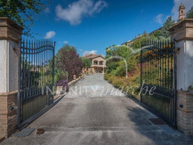 Villa in vendita a Morrovalle 450m² Morrovalle
