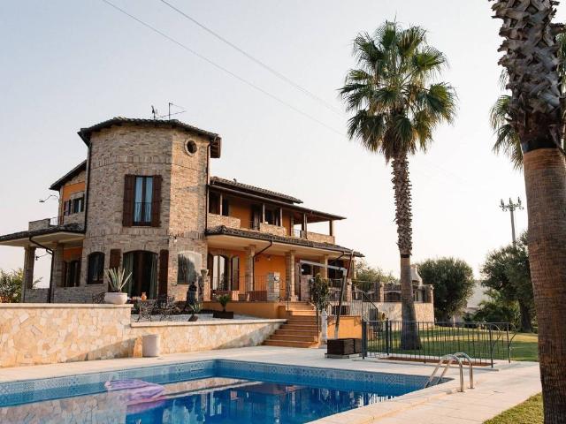 Villa in vendita a Morro d'Oro TE