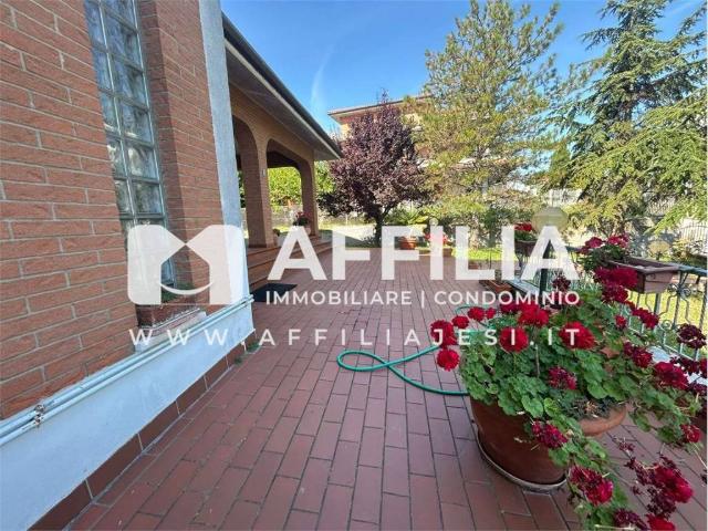 Villa in vendita a Morro d'Alba AN