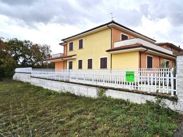 Villa in vendita a Matelica MC