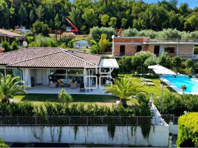 Villa in vendita a Manerba del Garda BS