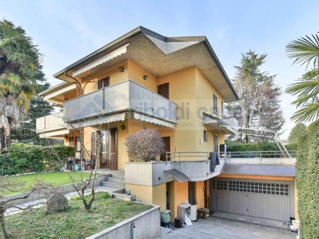 Villa in vendita a Mariano Comense CO