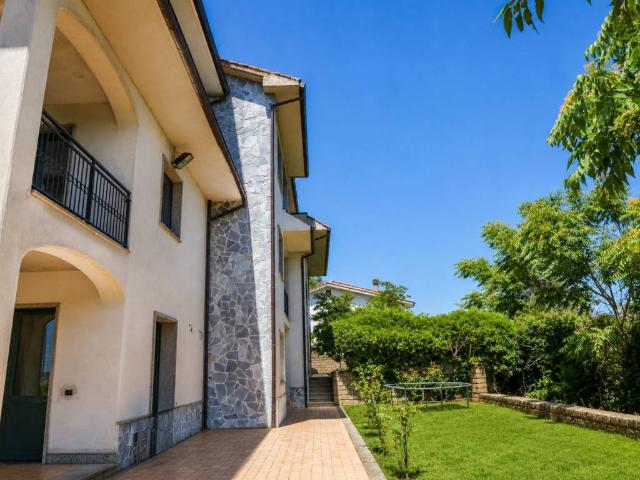 Villa in vendita a Marta VT